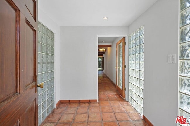 Foto del edificio - 3460 Angelus Ave