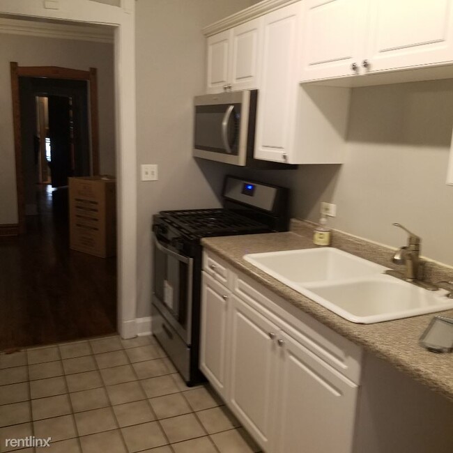 Building Photo - 456 W Roslyn Pl