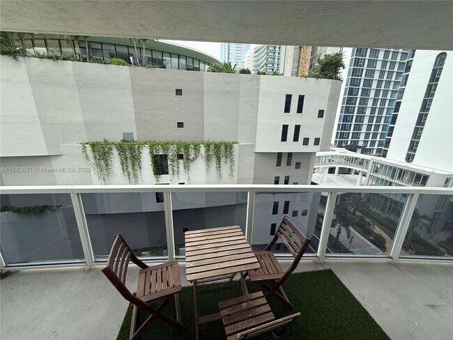 Foto del edificio - 601 NE 23rd St