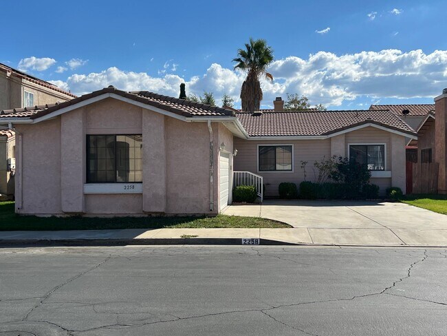 Foto del edificio - 2258 Gregory Ave