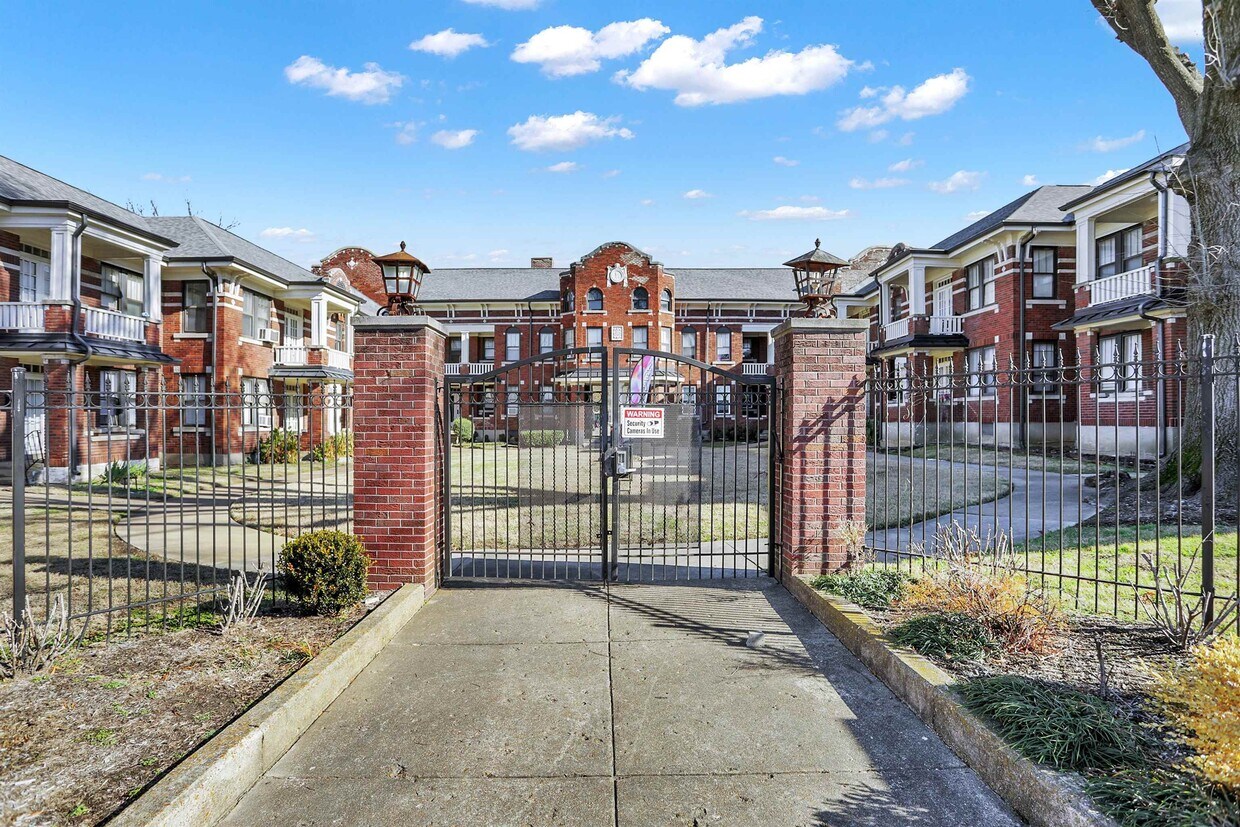 Foto principal - 312 S Cleveland St