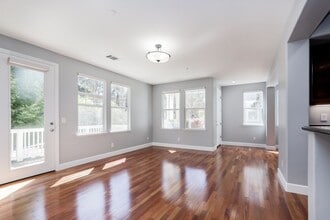 Building Photo - 600 Live Oak Way