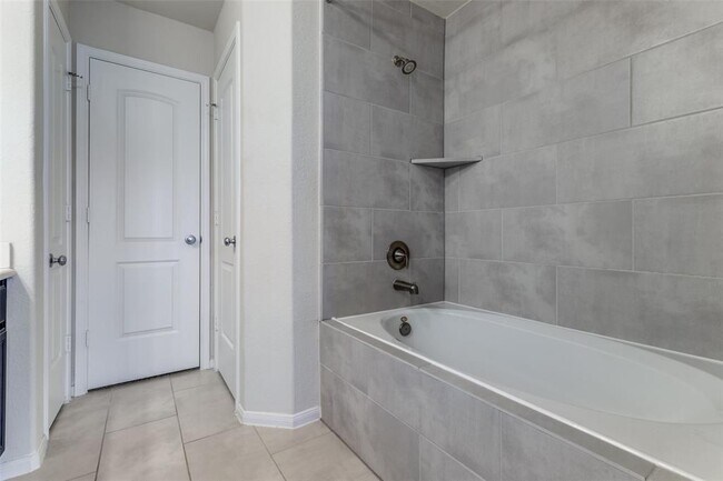 Foto del edificio - 8315 Columbia Forest Dr