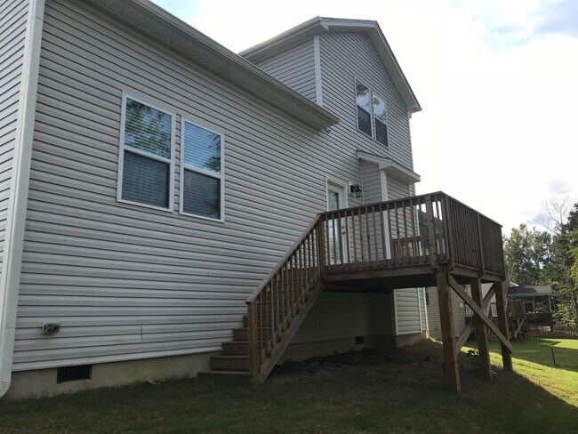 Building Photo - Luxury 4 bedroom 2.5 bath 3000+ SF Rental ...