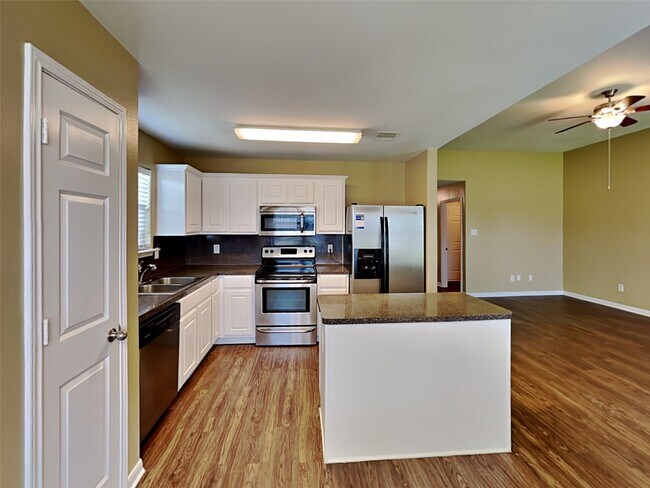 Foto del edificio - 3926 Cloudbluff Ln