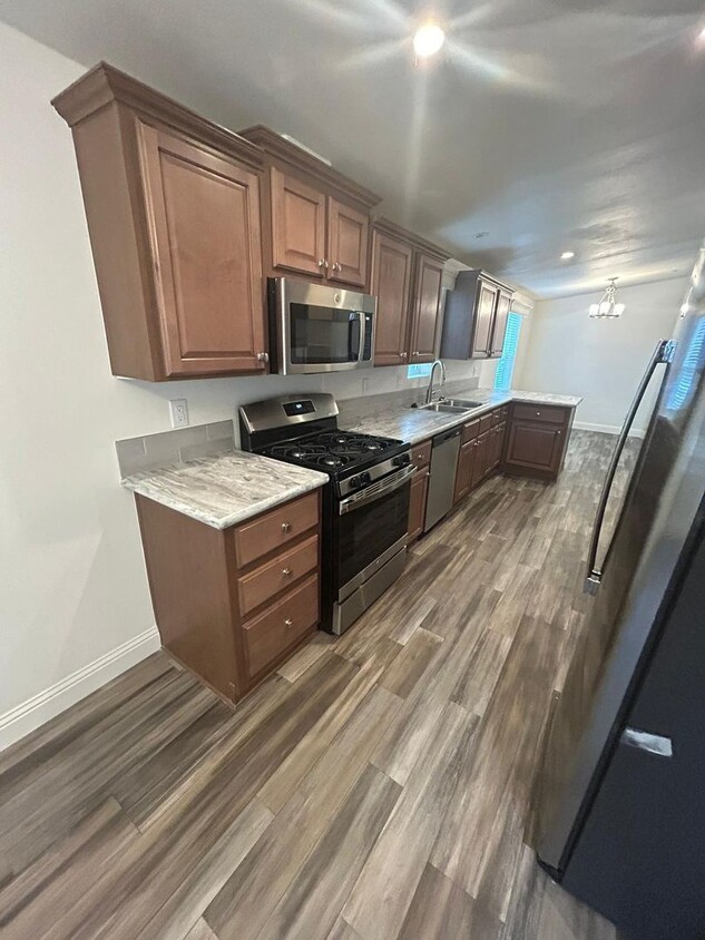 Foto principal - 5 bedroom 3 Bath New House- 2 Car Attached...