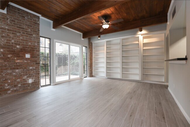 Foto del edificio - 5370 Brownway St