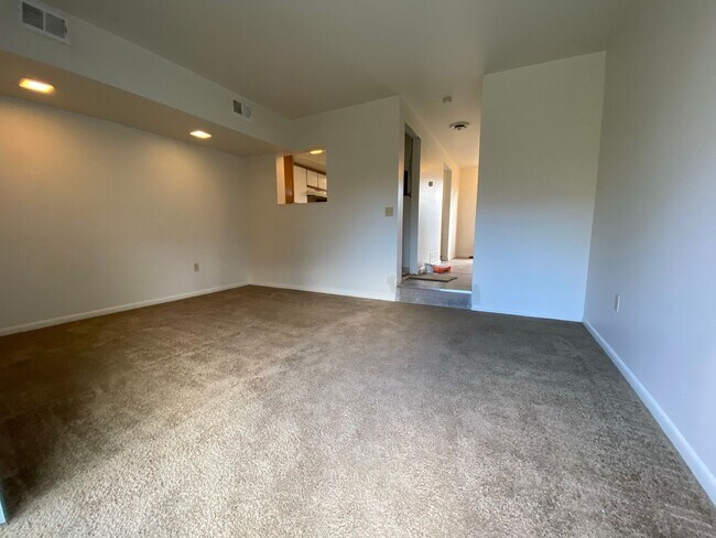 Foto del edificio - Amazing Two Bedroom Townhouse in Zelienople! Washer & Dryer Hook-Ups! Call Today!