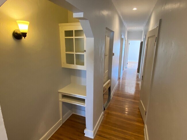 Building Photo - 1436 S Cochran Ave
