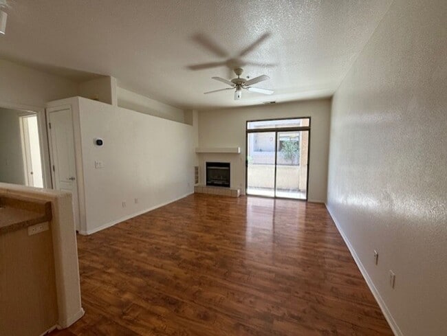 Building Photo - 2 Bedroom 2 Bath Contact Property Pros Pro...