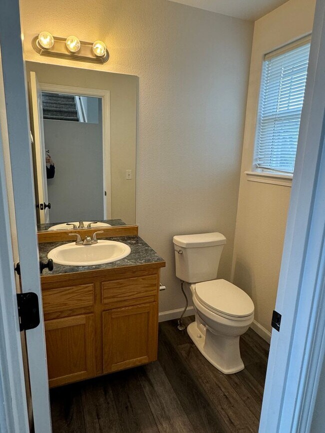 Foto del edificio - Cute Townhouse Style Duplex in NW Redmond