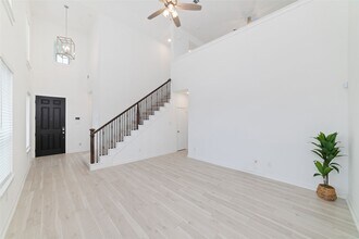 Building Photo - 925 Crystal Bnd Ln