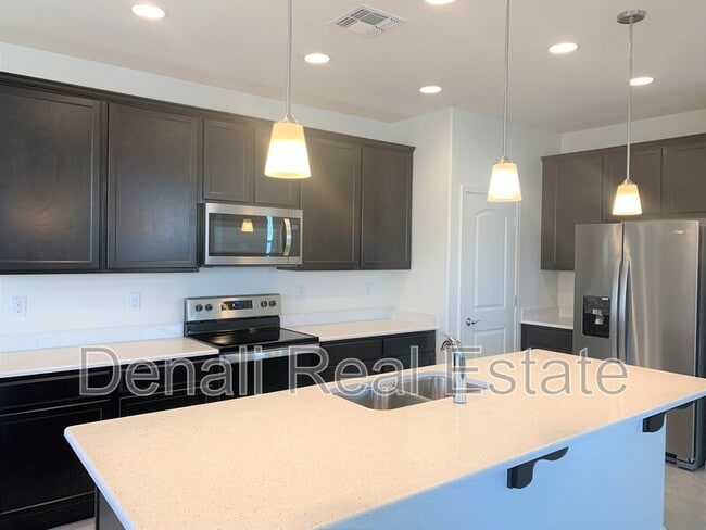 Building Photo - 905 S Canal Dr