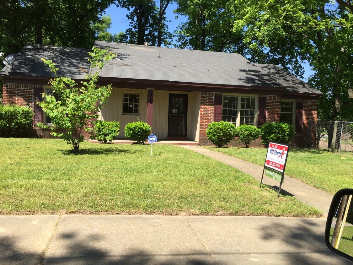 Primary Photo - 2100 Kingsley Ave