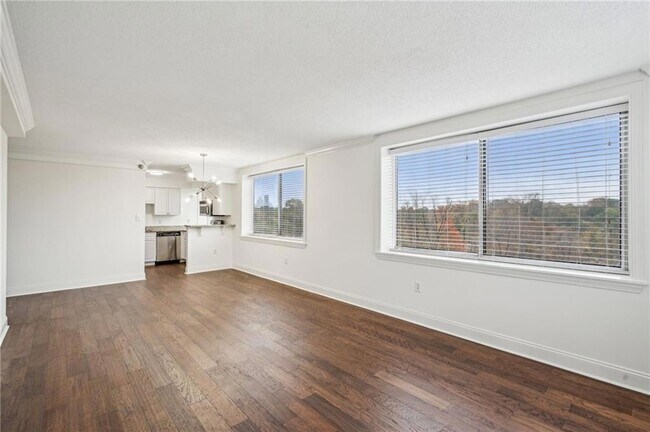 Foto del edificio - 2479 Peachtree Rd NE