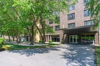 Building Photo - 600 E 8th St