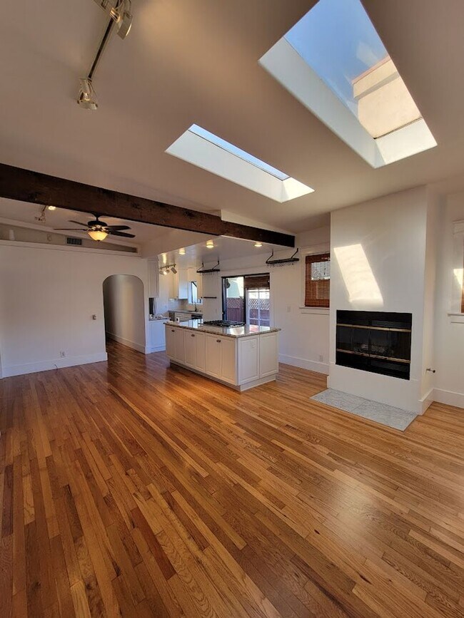 Foto del edificio - BEAUTIFUL 4BD - 3BA SINGLE STORY HOUSE WITH PRIVATE LAUNDRY AND DETACHED 2 CAR GARAGE