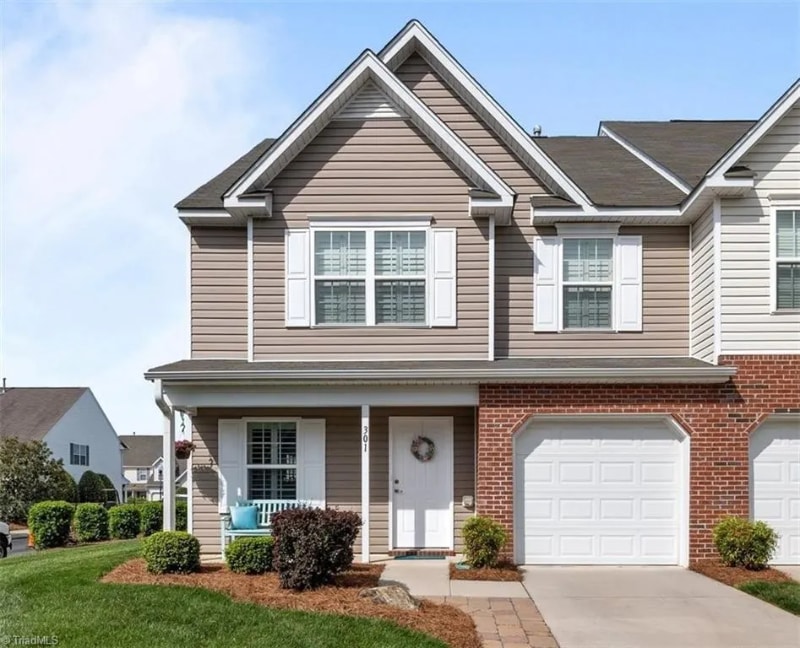 Primary Photo - 301 Robyns Gln Cir