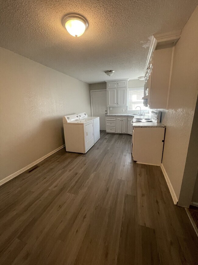 Building Photo - Charming 2-Bedroom Duplex in Wichita with ...