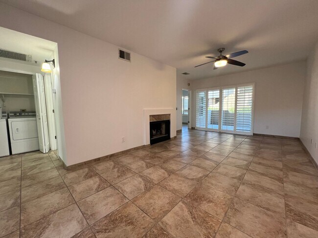 Foto del edificio - 9450 E Becker Ln