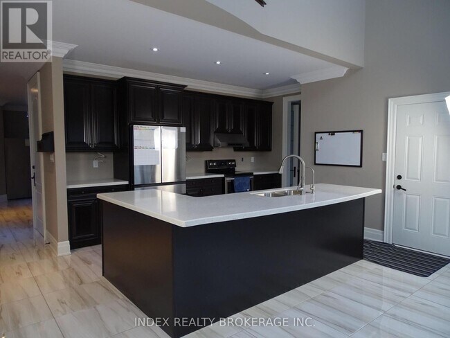 Photo du bâtiment - 24 Lloyd Sanderson Dr