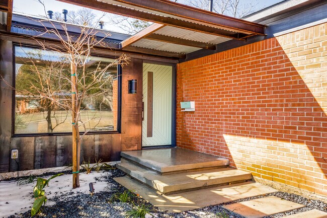 Entry - 1818 Mariposa Dr