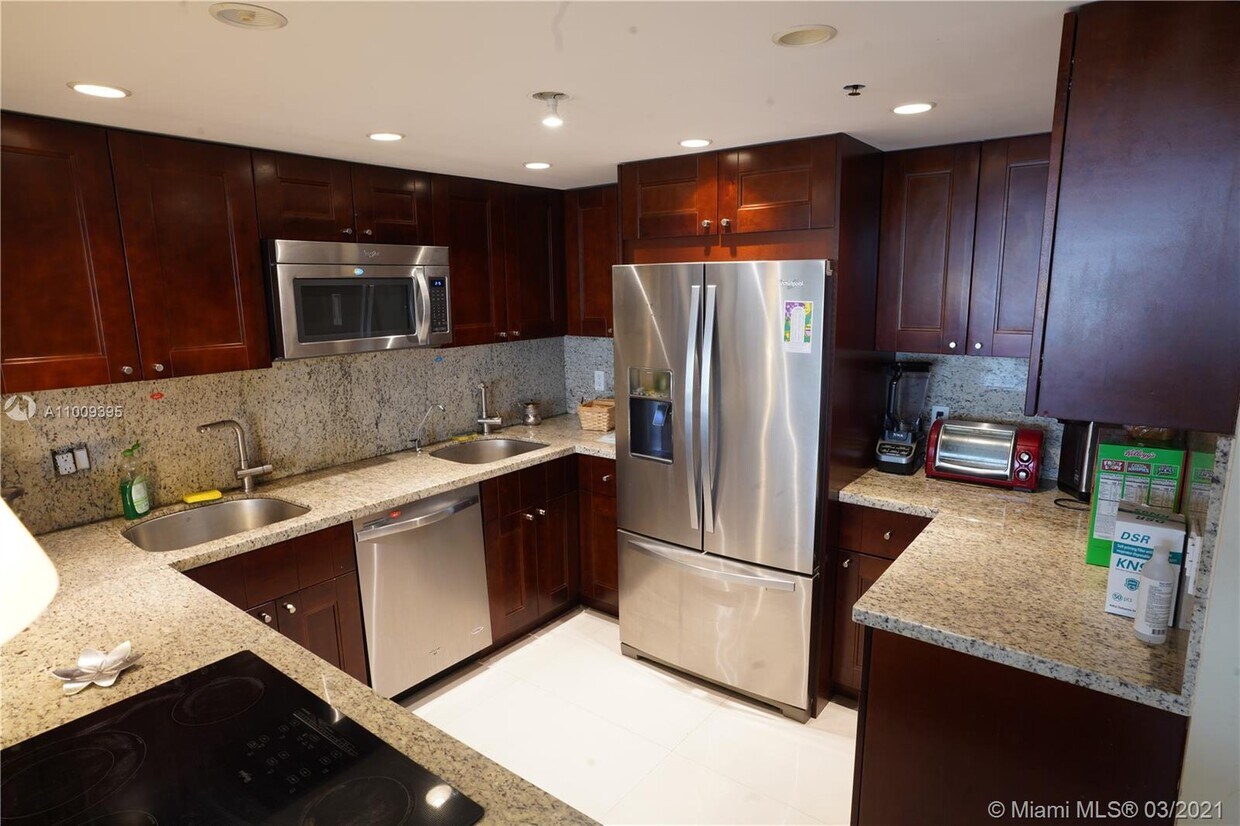 Foto principal - 4101 Pine Tree Dr