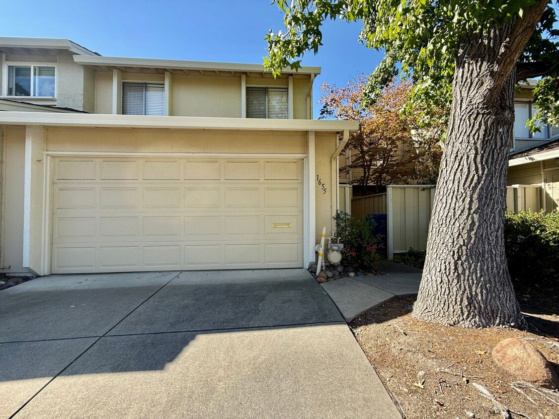 Foto principal - Completely Updated 3 Bed 2.5 Bath Walnut C...