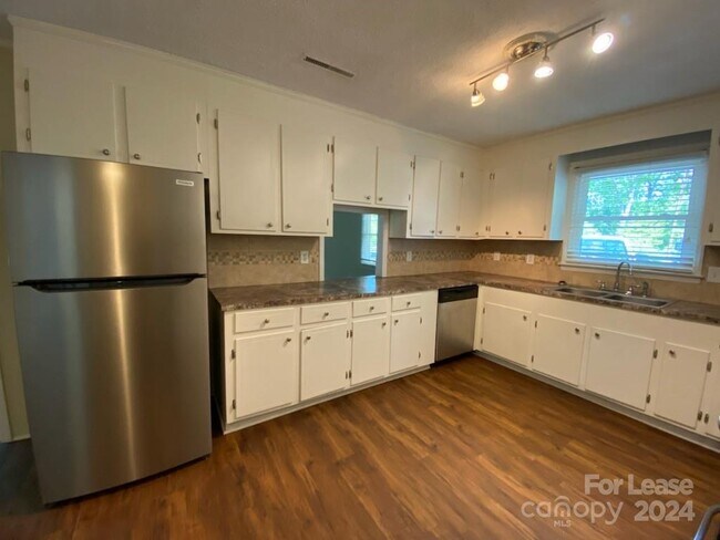 Building Photo - 143 Twitty Ln