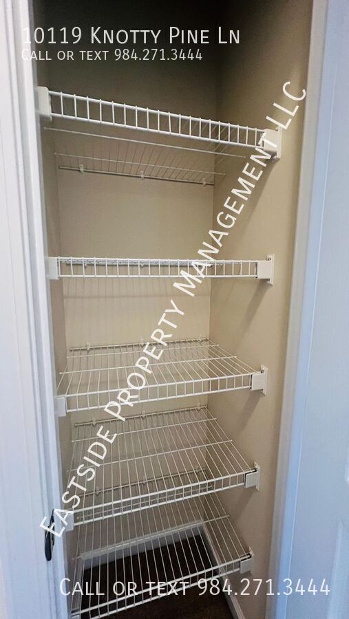 Foto del edificio - 10119 Knotty Pine Ln