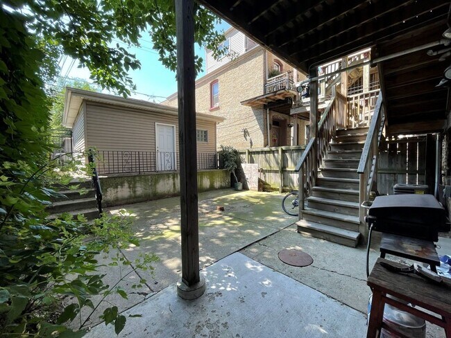 Building Photo - 1452 N Greenview Ave