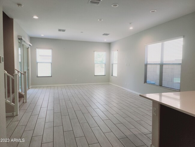 Building Photo - 6519 E Bluefield Ave
