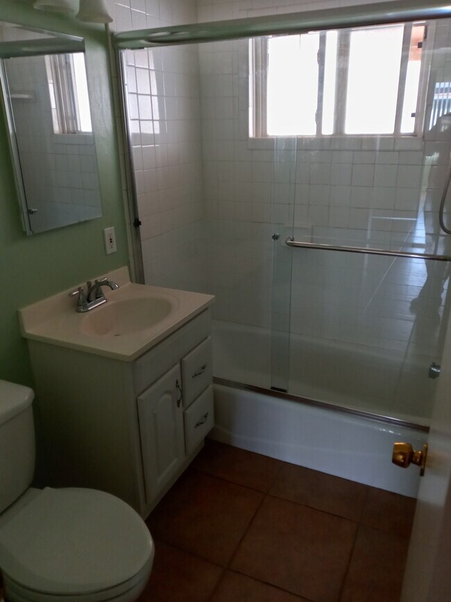 Bath - 3306 S Beverly Dr