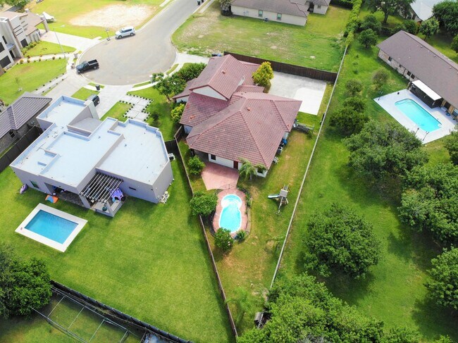 Foto del edificio - 4Bed/3.5Bath WITH A POOL Now available in Mcallen TX