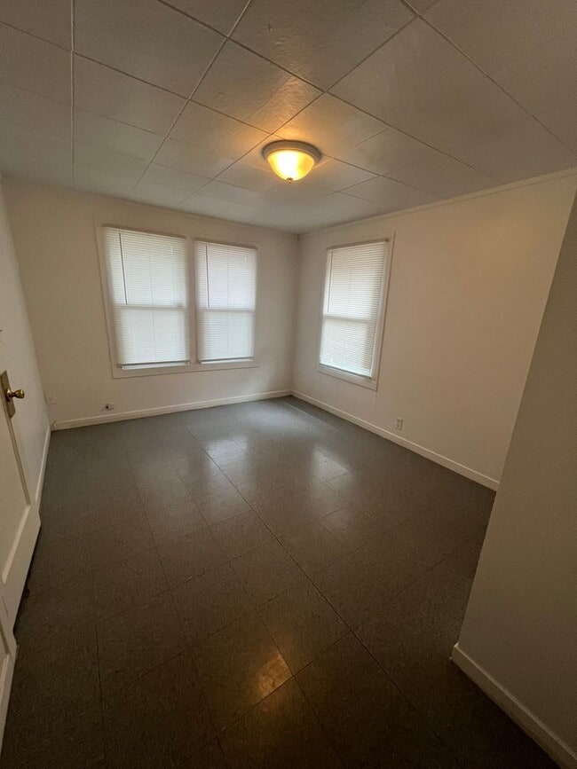 Building Photo - 2 Bedroom, 1 Bathroom Home - Located in St...