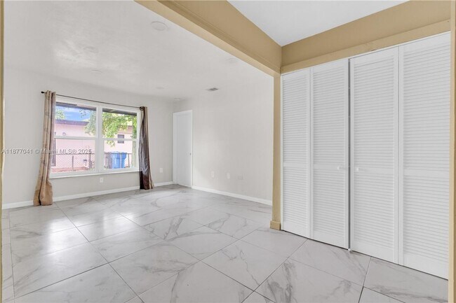 Foto del edificio - 5807 SW 27th St