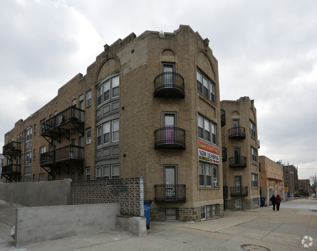 Foto del edificio - Queens Court Apartments