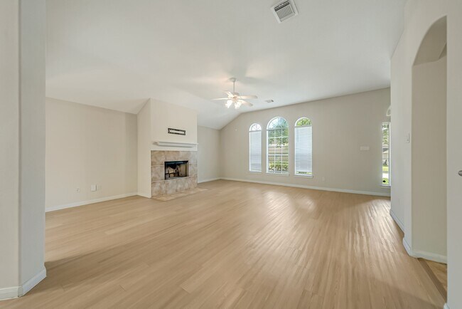 Foto del edificio - 12810 Lakeshore Dr