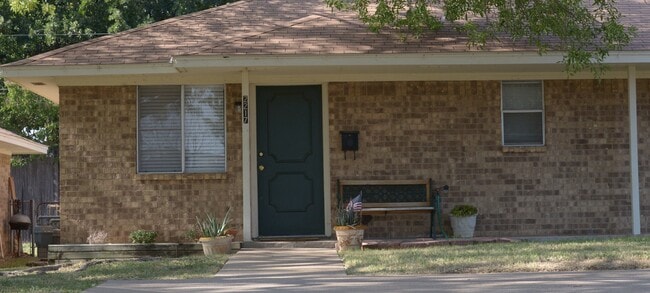 Building Photo - 2223 Lavern St