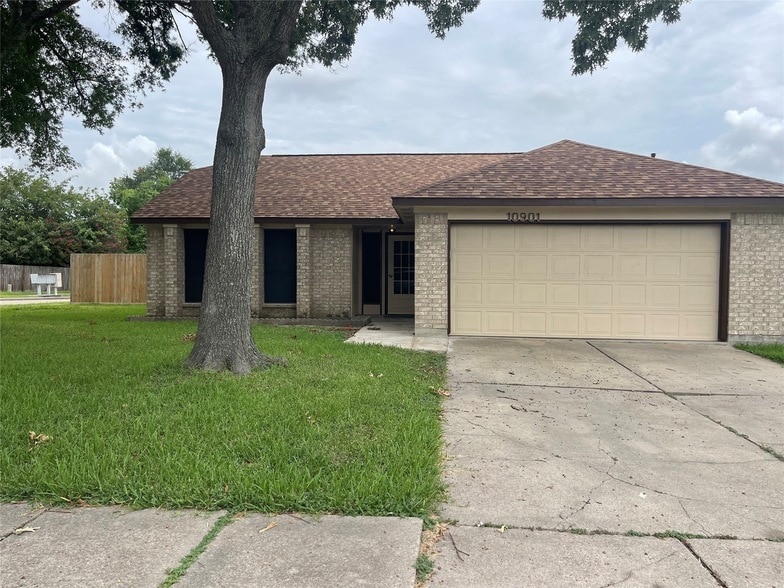 Primary Photo - 10901 W Dogwood Dr