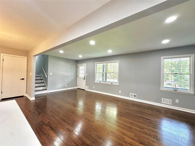 Foto del edificio - 210 Suburban Dr NW