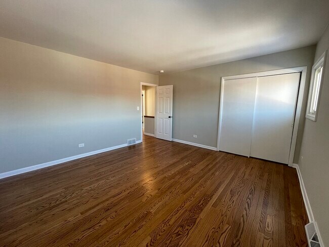 Building Photo - 180 E Northwest Hwy