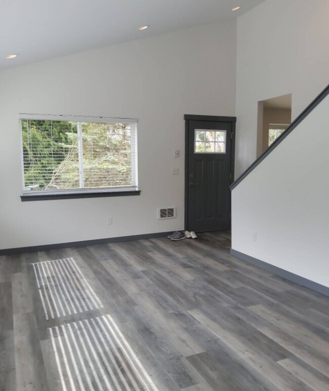 Building Photo - 1611 Lakeway Dr
