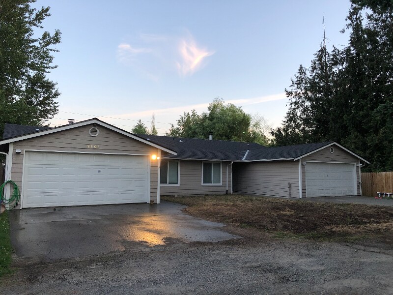 Foto principal - 9806 10th Ave E