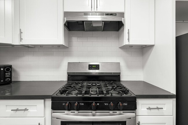 Interior Photo - 970 Menlo Ave