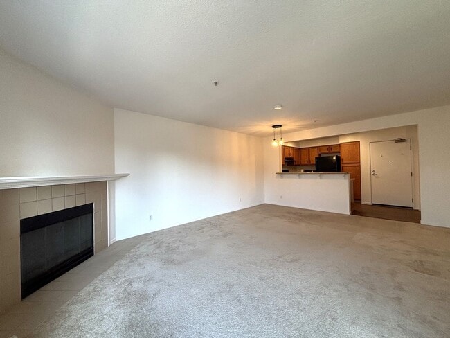 Foto del edificio - Beautiful & Spacious 1 Bedroom Condo in Highly Desirable Adobe Hills