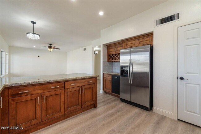 Foto del edificio - 1414 N Palmsprings Dr