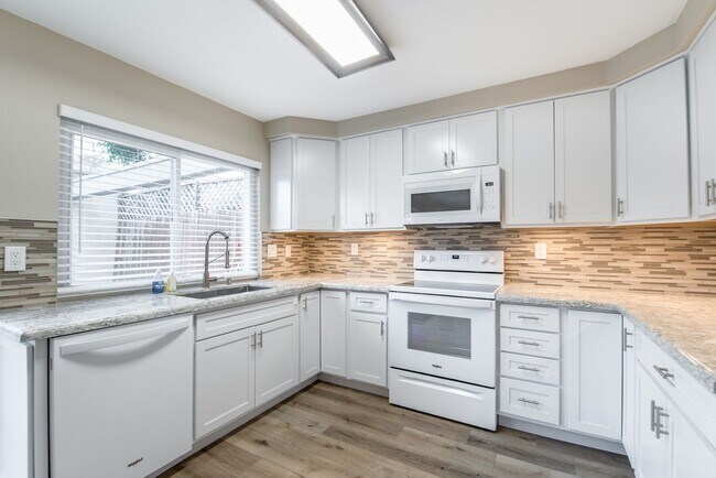 Foto del edificio - Welcome to this stunning 4-bedroom, 3-bathroom home in Tierrasanta