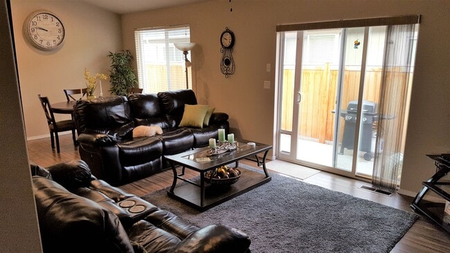 Building Photo - 885 NW 2nd St.