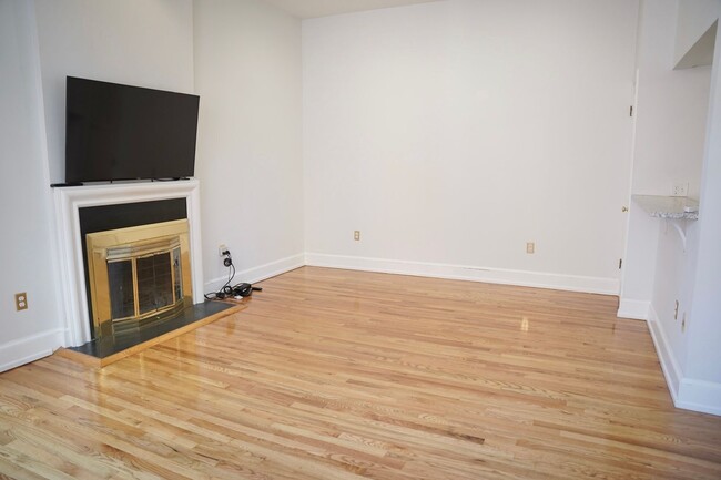 Foto del edificio - Lavish 1 BR/1 BA Condo in Logan Circle!